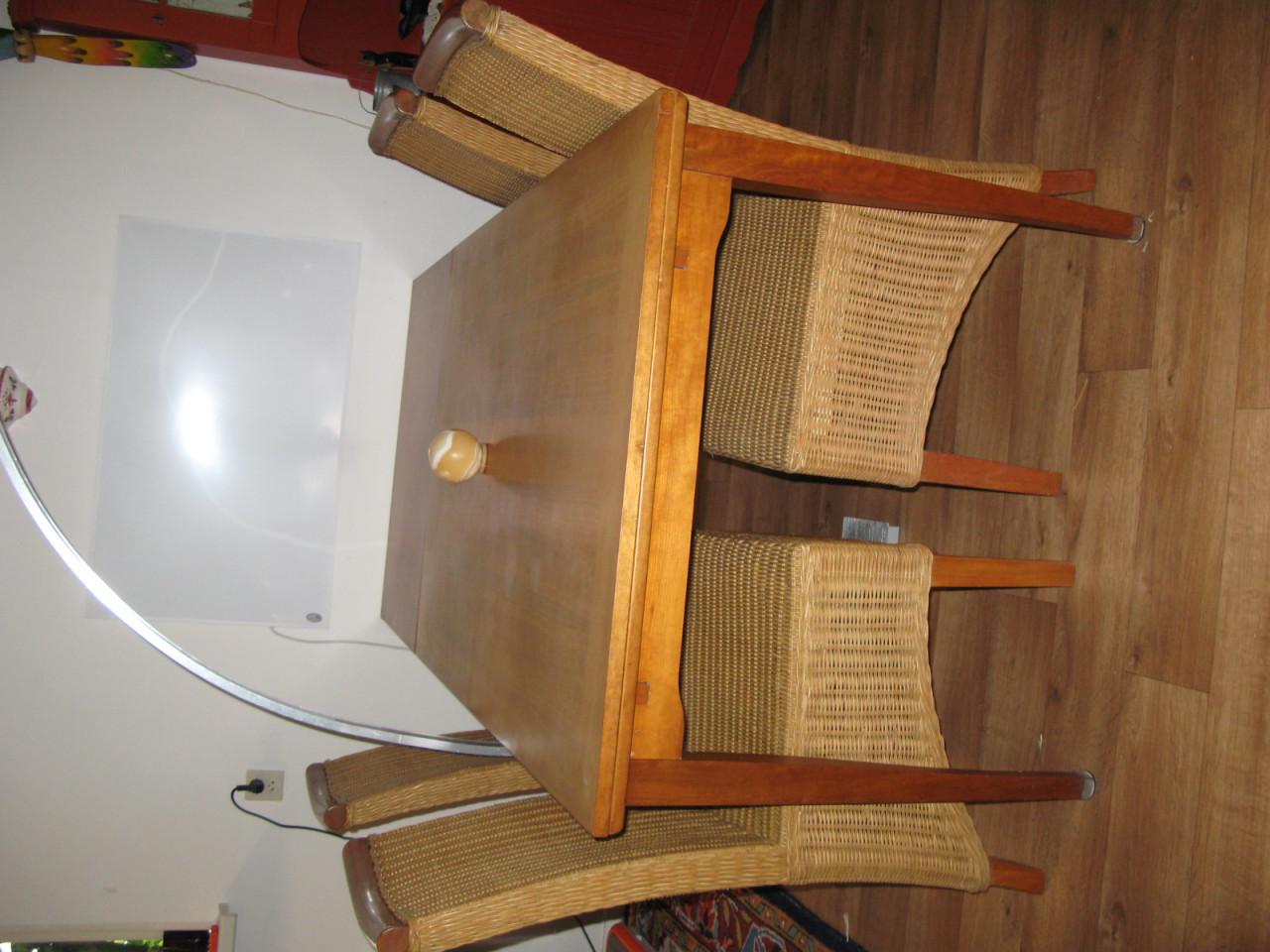 Eettafel + 4 stoelen