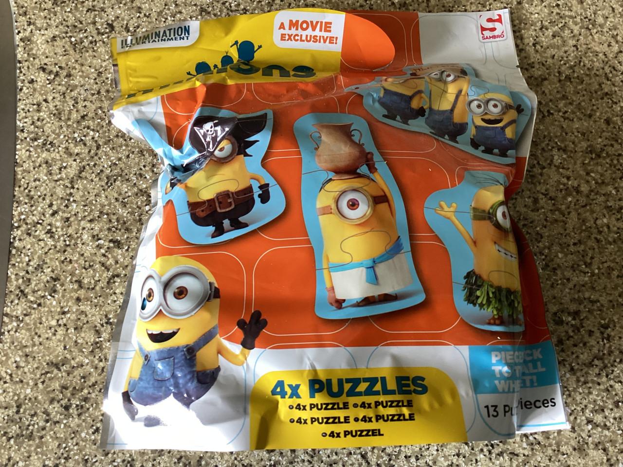 3x Magic Kidchen Pull Pops. (Zelf ijsjes maken). en 4x puzzeltjes Minions.