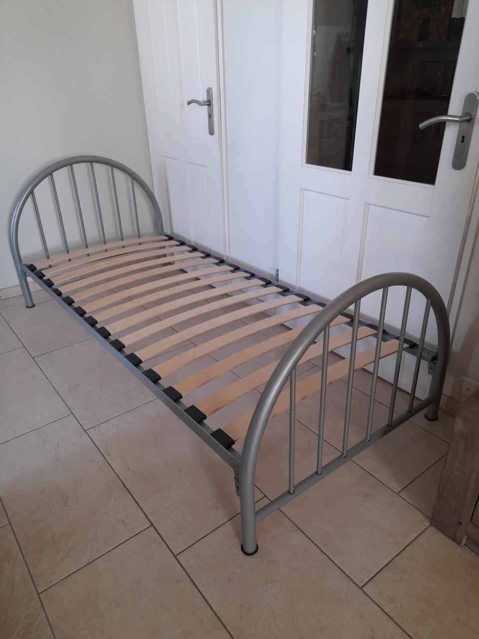 Grijs metalen 1 persoons bed 90 x 200 ( in goede staat )