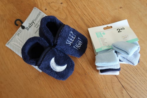 Baby sokjes ( 4 paar) en babyslofjes samen  voor €2,00, zijn nieuw
