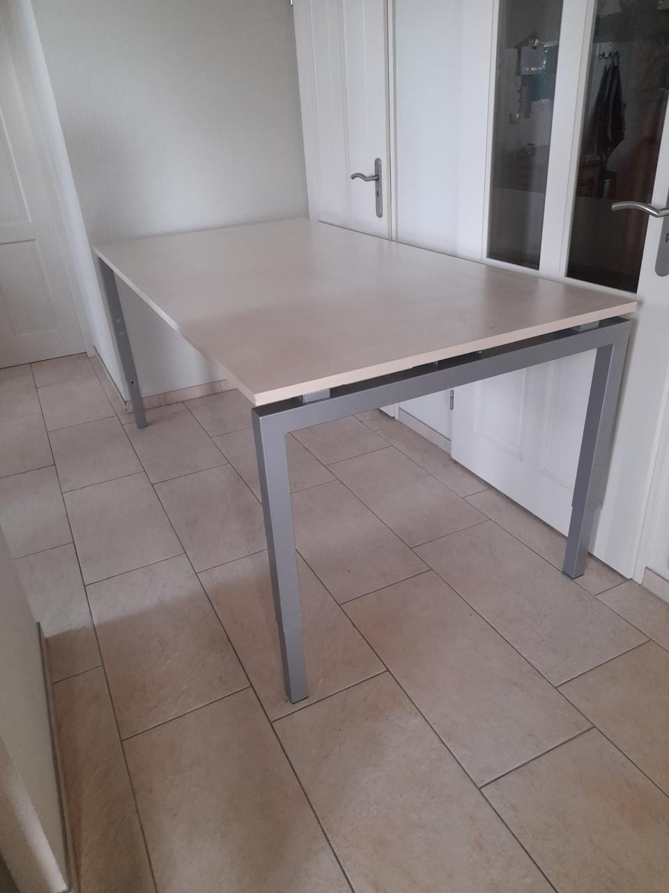 Bureau 100 x 200 (in hoogte verstelbaar van  62/82 cm) in goede staat!