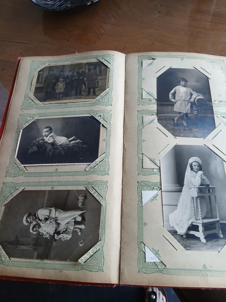 Oude foto albums met oude kaarten