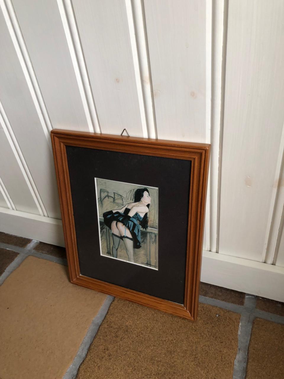 Mooie ingelijste achter ontspiegeld glas prent van een vrouw.