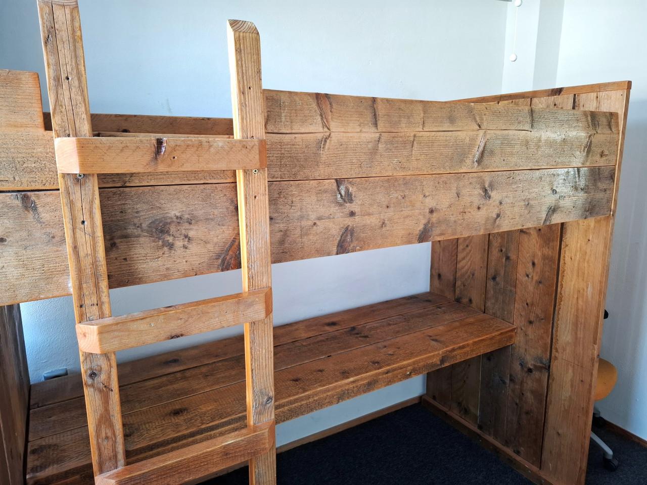 Stevige hoogslaper met bureau