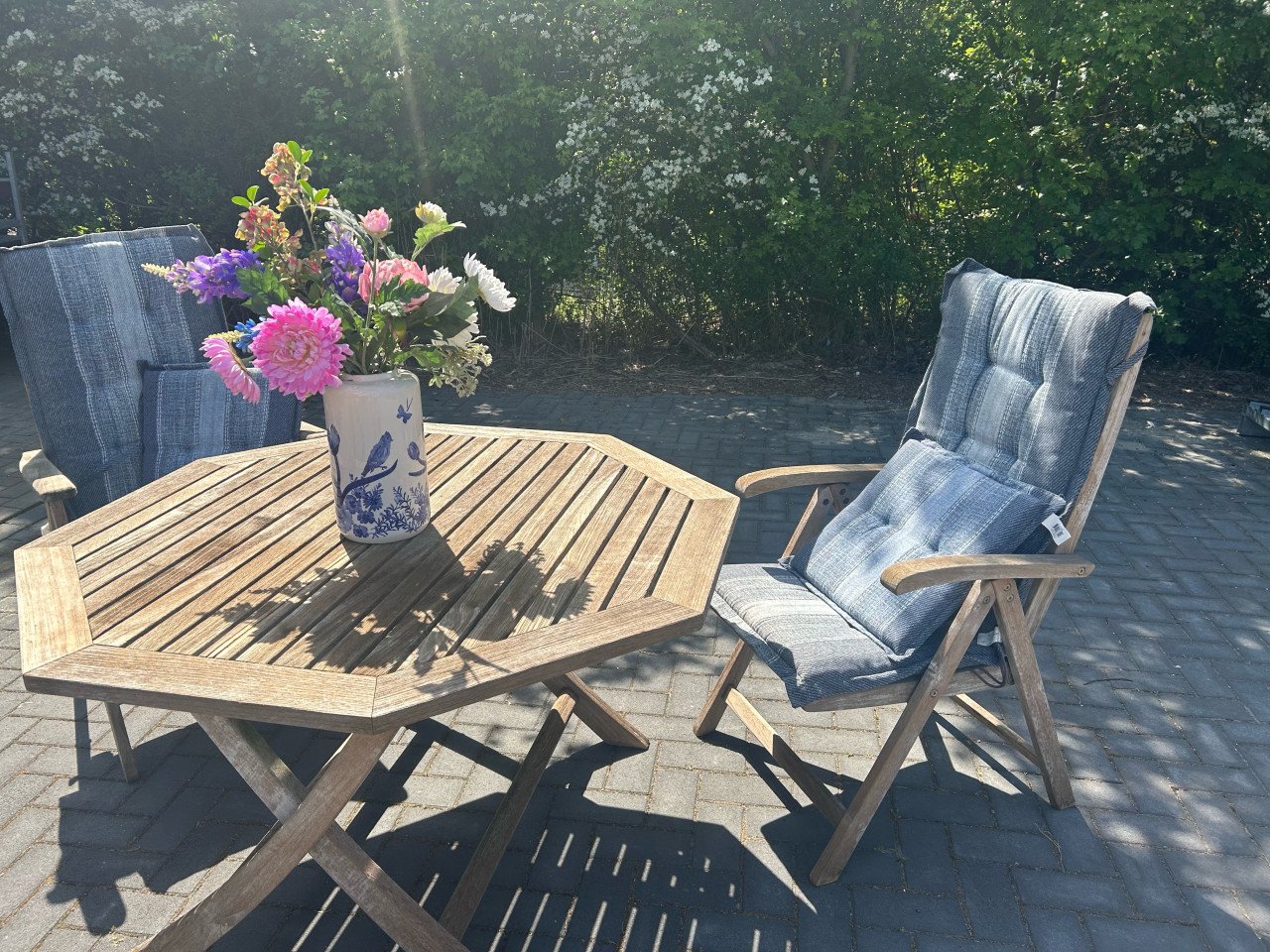 Te koop:Teakhouten tuinset een8 hoekige tafel + 2 verstelbare relaxstoelen