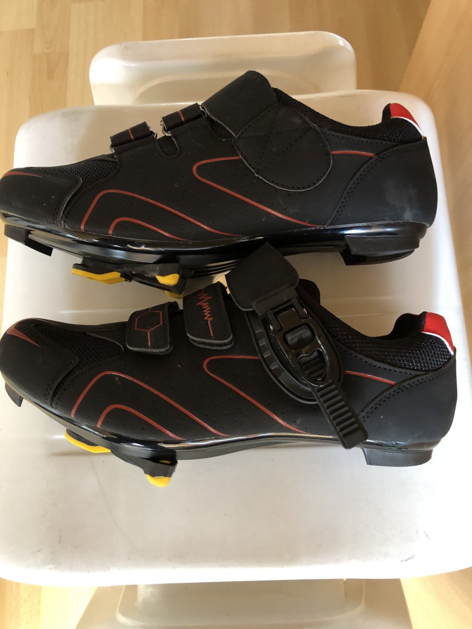 Koopje, wielren schoenen en racefiets banden, wegens beëindiging hobby.