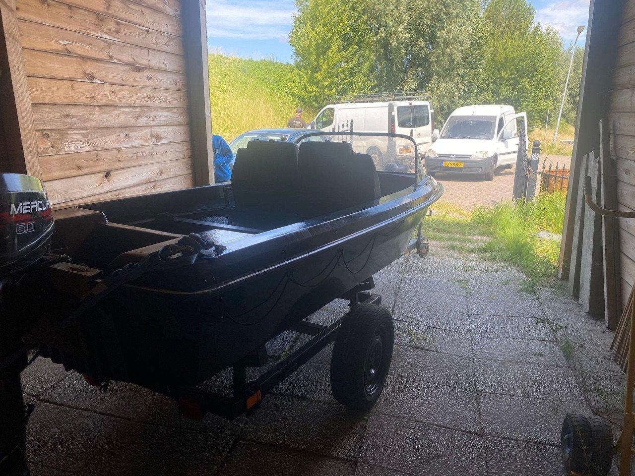 Boot met 6pk buitenboordmotor en trailer
