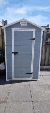 Grijs kunstof tuinhuisje