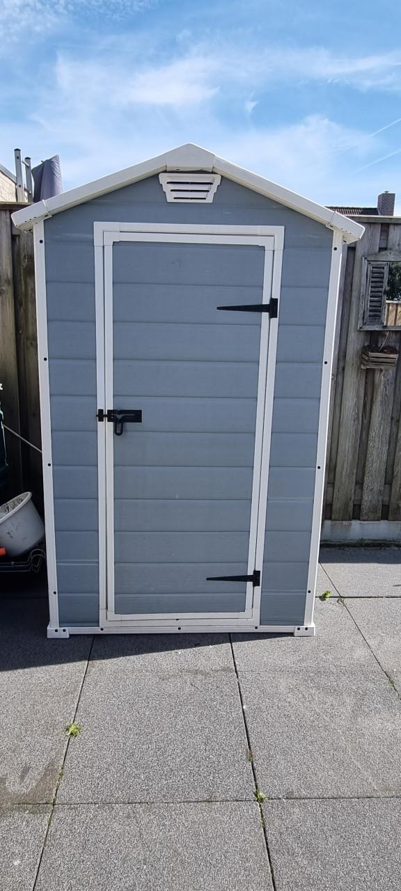 Grijs kunstof tuinhuisje