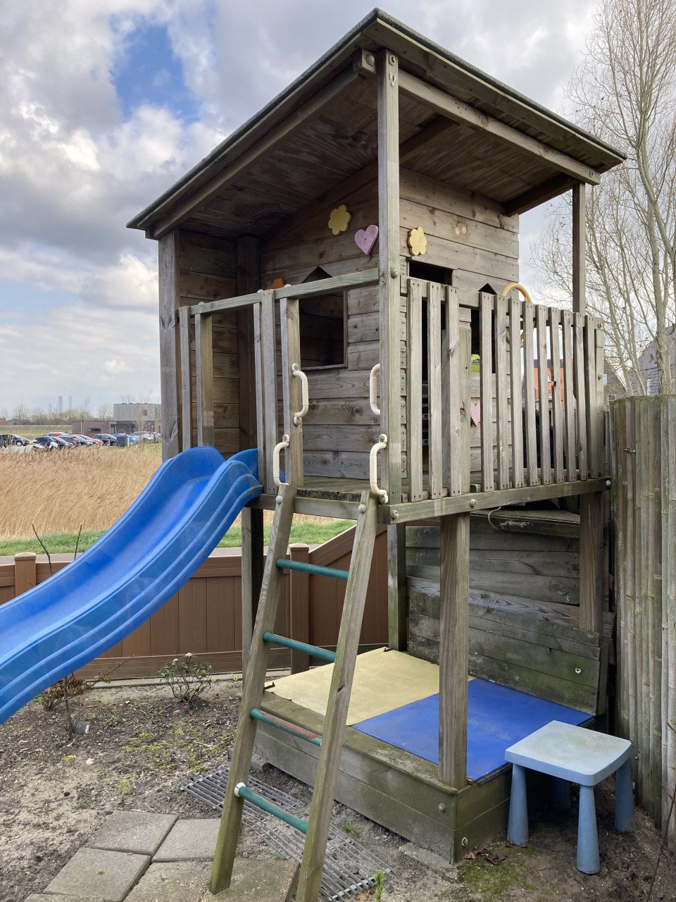 Kinderspeelhuis met glijbaan