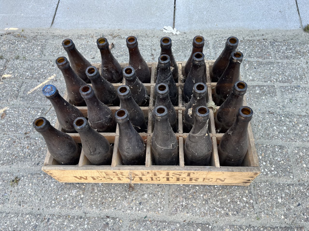 Krat met lege flesjes bier Trappist Westvleteren