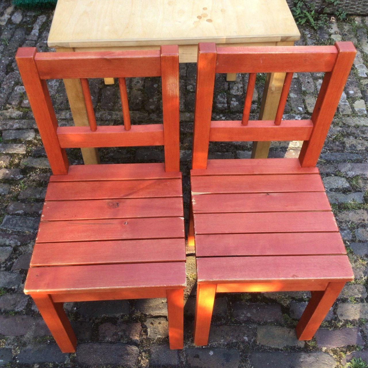 Kindertafeltje met twee stoeltjes