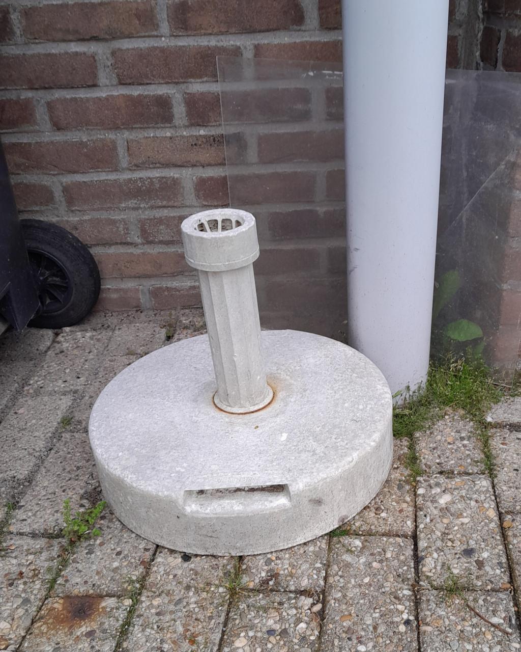 Kunststof borderrand,vogelweringstrips,parasolvoet,tuinsproeier enz