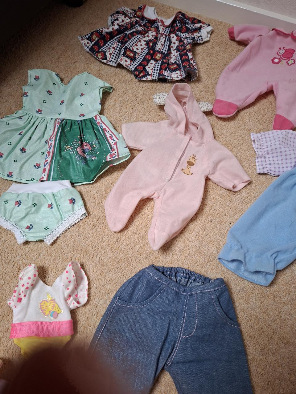Heel veel verschillende poppen kleertjes