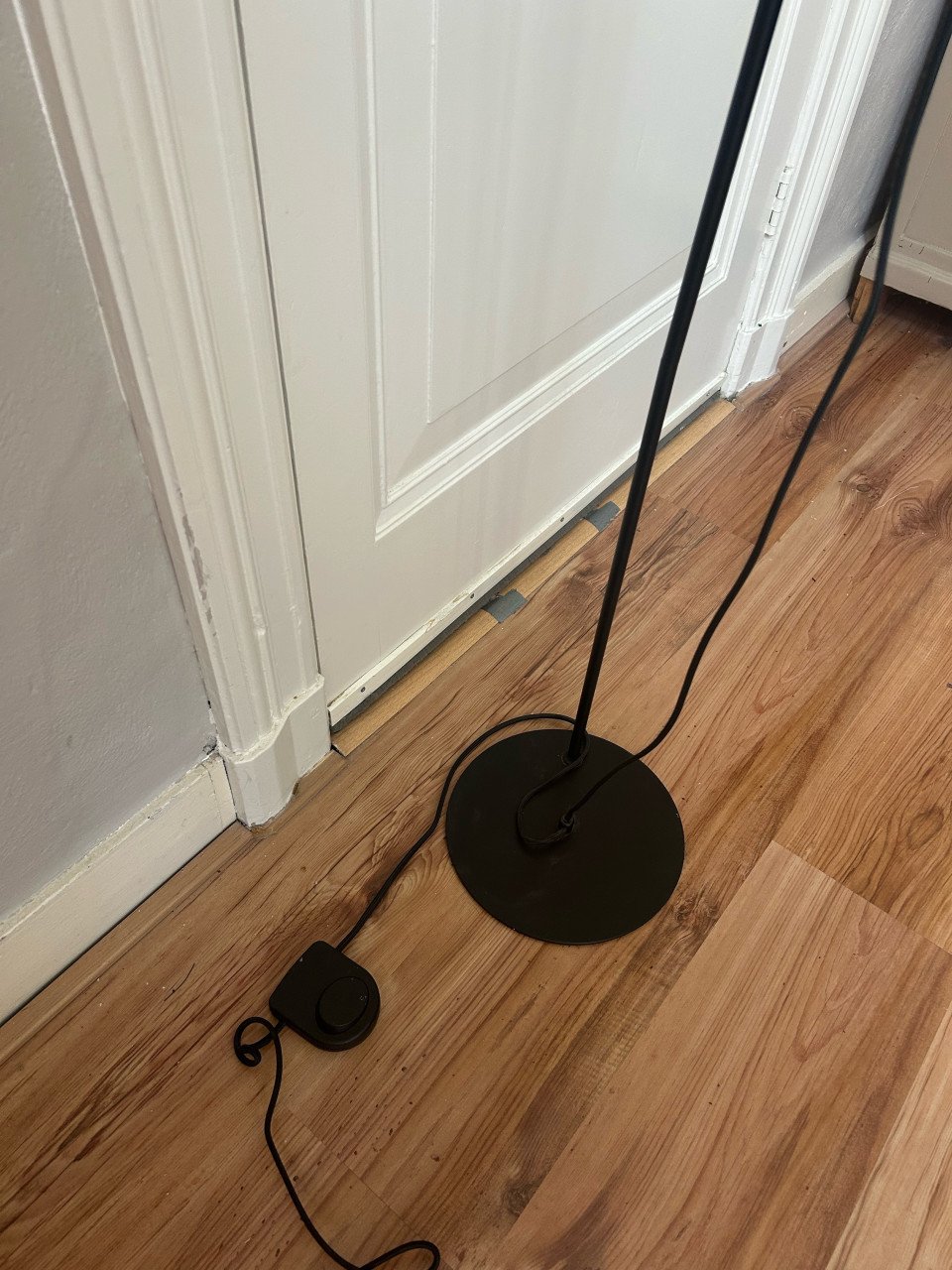 Staande gele lamp