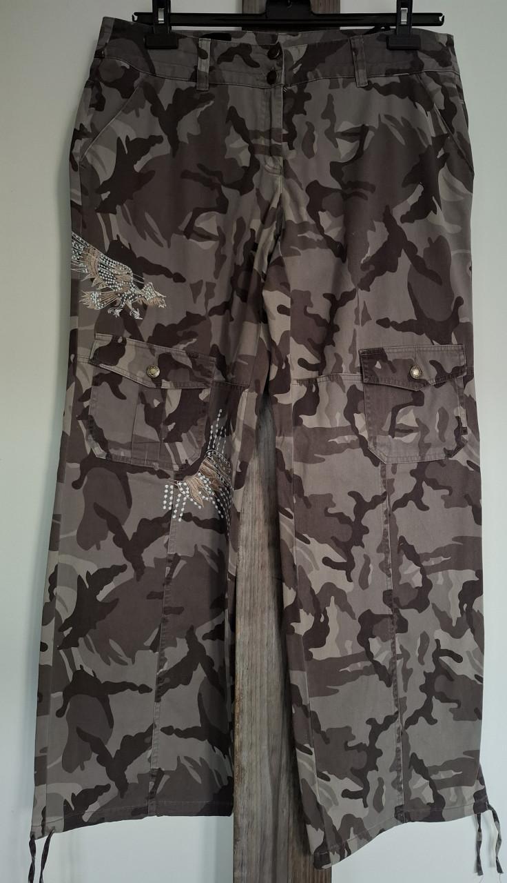 Camouflagebroek met borduursel. Maat 44. Nieuw