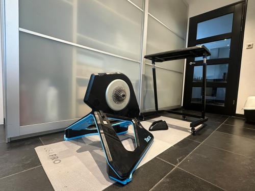 Tacx NEO 2T Smart fietstrainer + Neo Motion Plates + Tafel