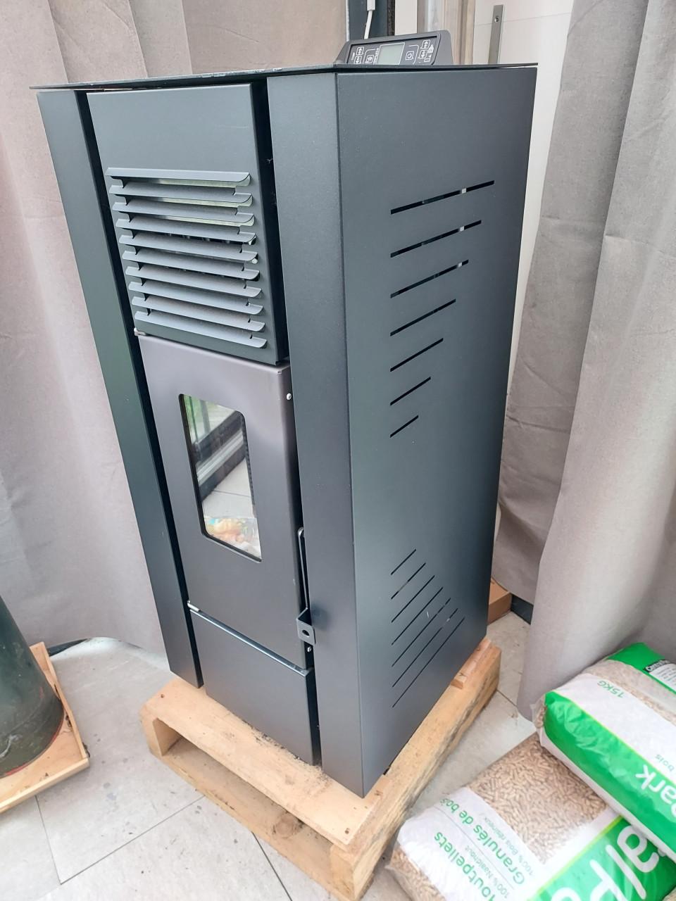 Pellet kachel met rookkanaal en pellets te koop.