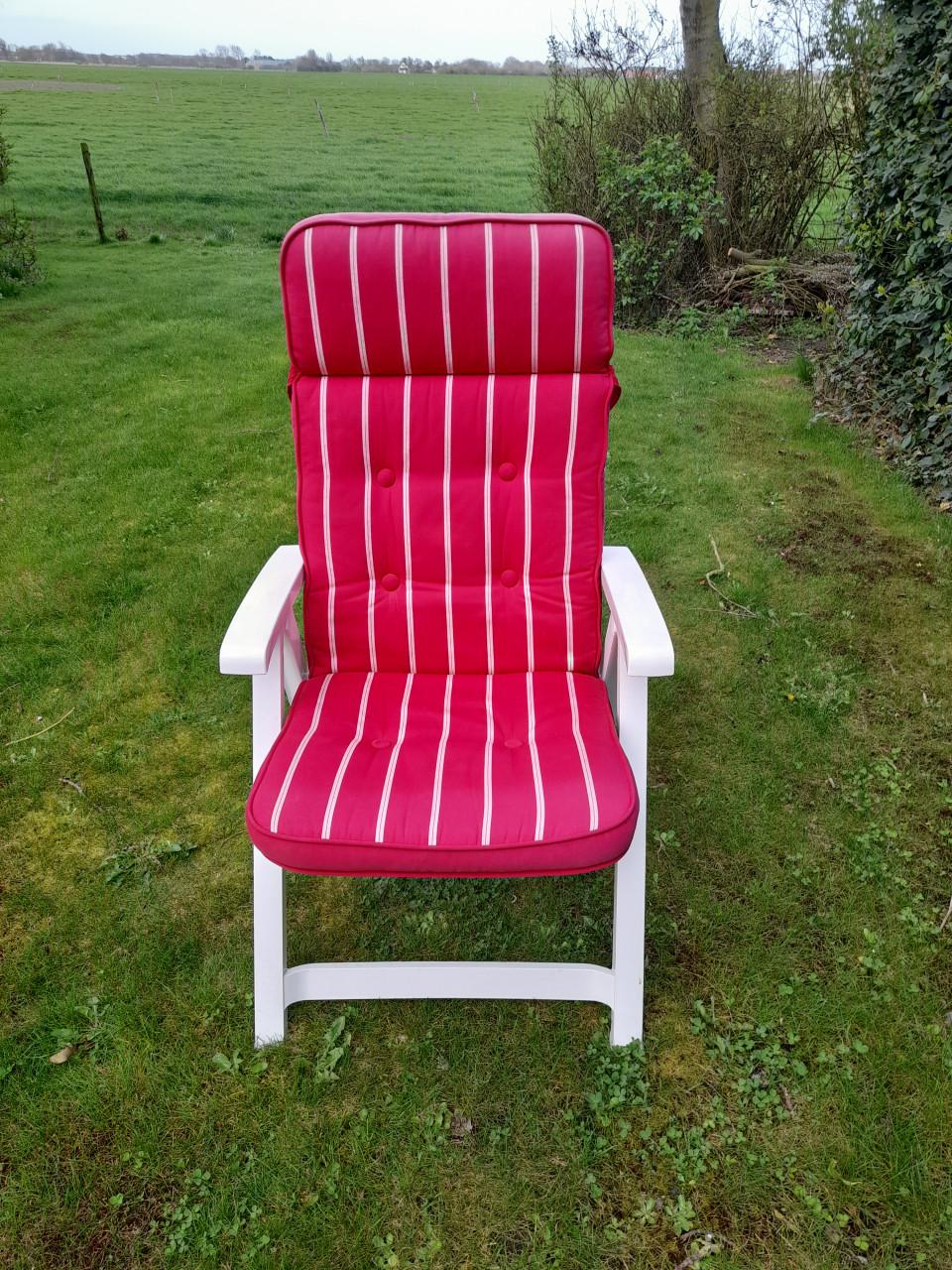 Nette verstelbare tuinstoel met kussen (in goede staat )