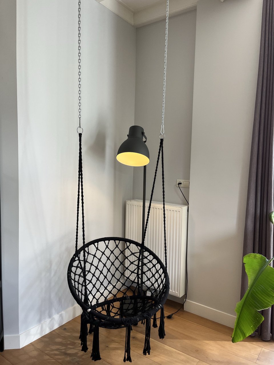 Zwarte hangstoel
