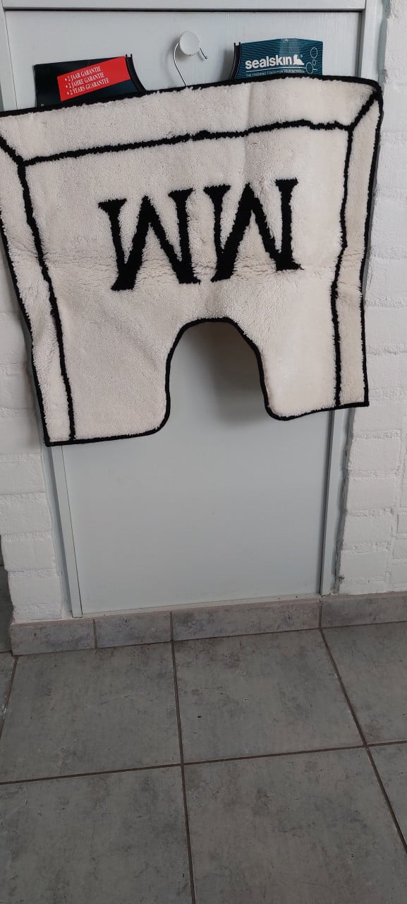 Nieuwe badmat en wc-mat zwart-wit met MM