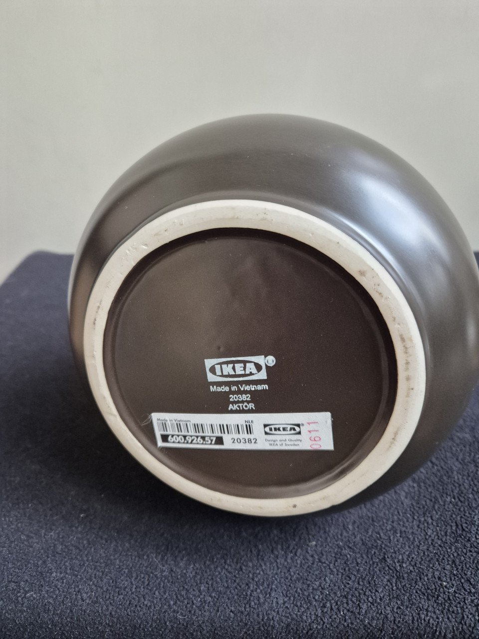 Hoge IKEA vaas, porselein  Heel donker bruin, bijna zwart glazuur