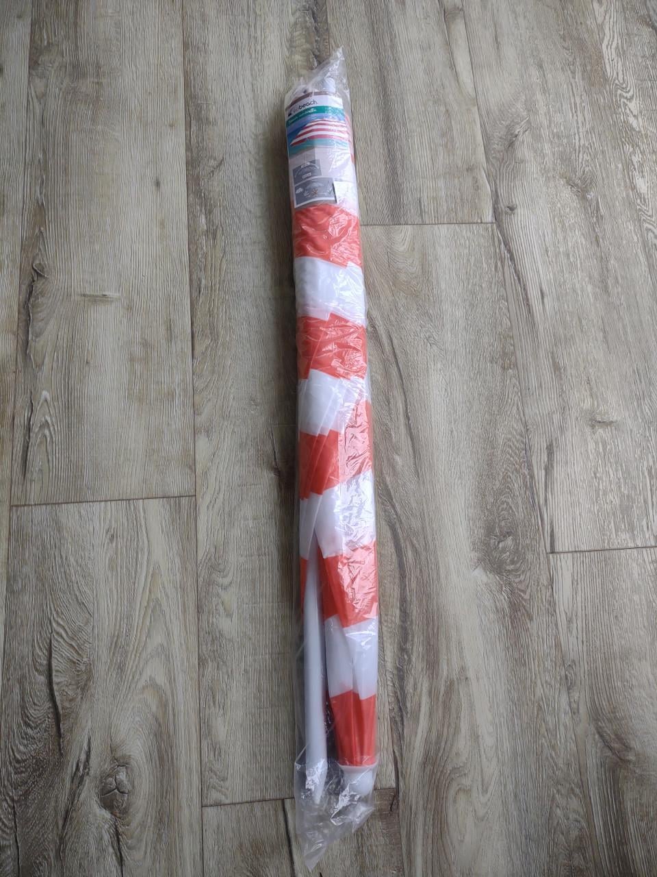 Prachtige nieuwe geel rood blauw wit gestreepte strandparasol, parasol.