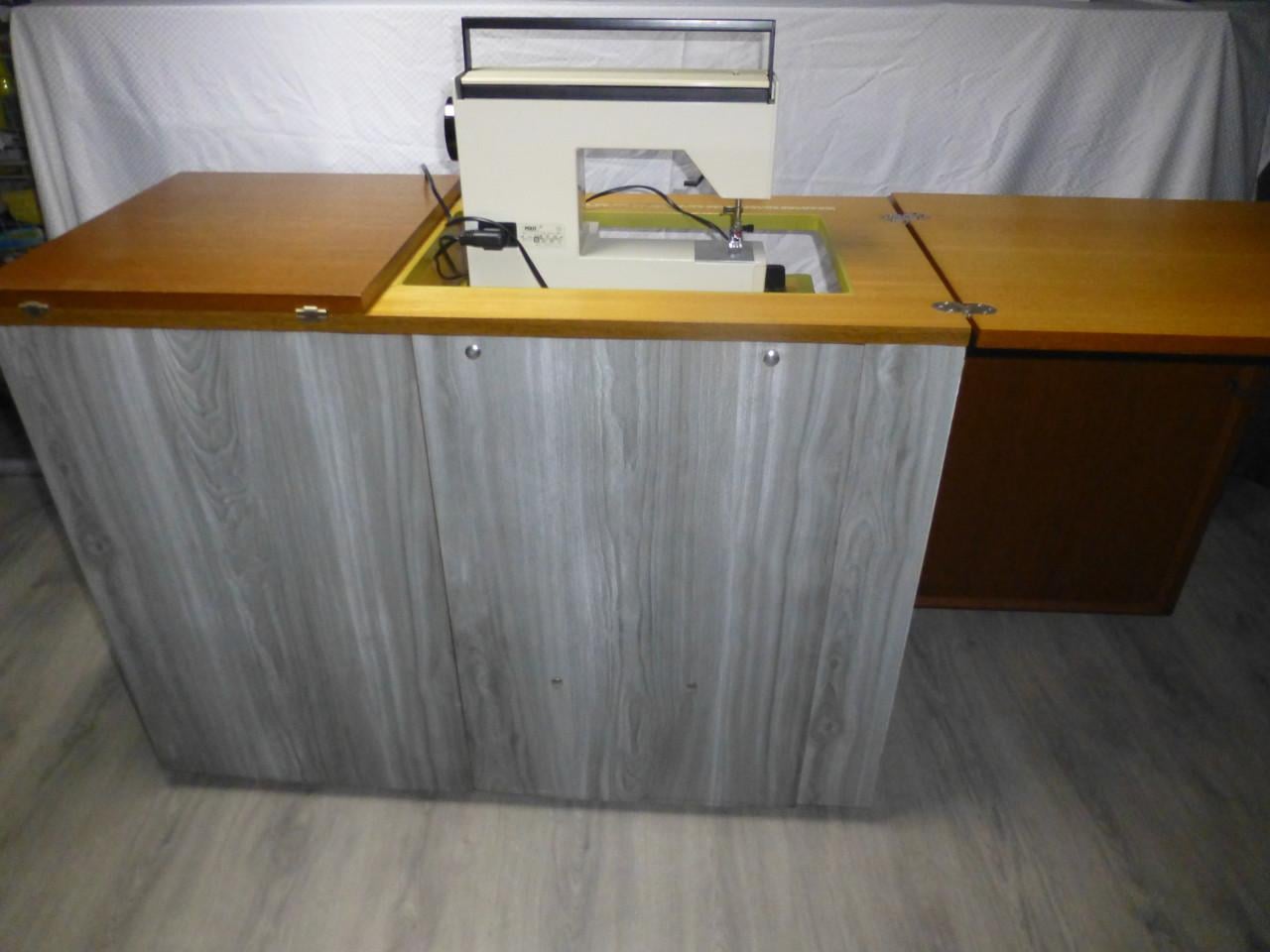 Naaimachine met meubel