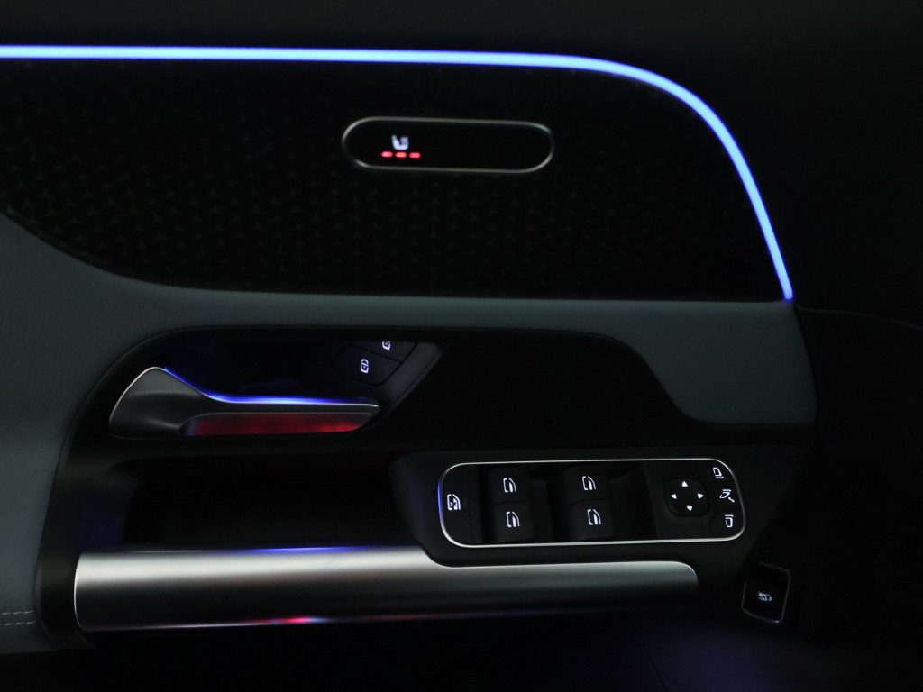 Mercedes-Benz Gla-klasse 250 e face lift plug-in hybride | dodehoek assist 