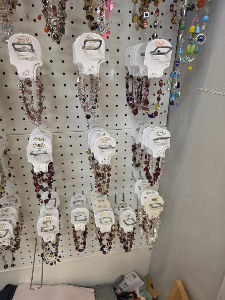 Partij  armbanden en  ketting