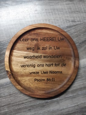 Houten bordje met tekst gegraveerd