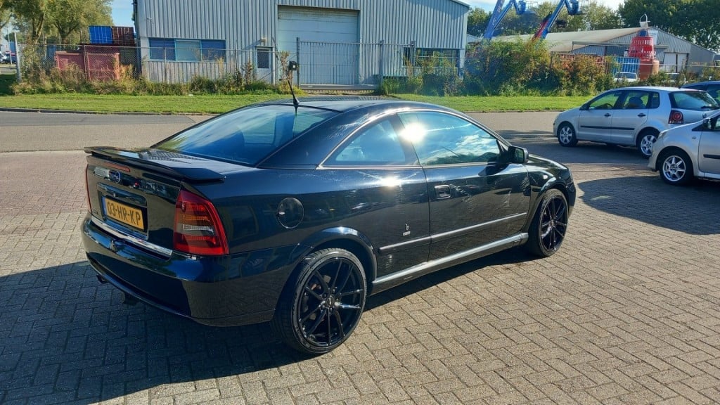 Opel Astra 2.2-16v
