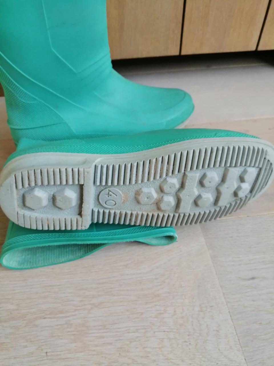 IN ZEER GOEDE STAAT:  REGENLAARZEN.  MAAT  40