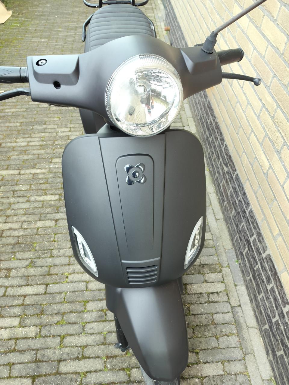 Matzwarte scooter AGM VX50