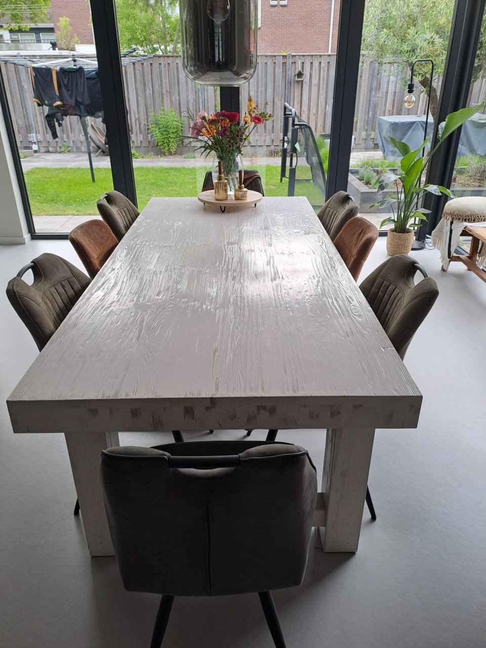 Eettafel gebroken wit, bewerkt hout