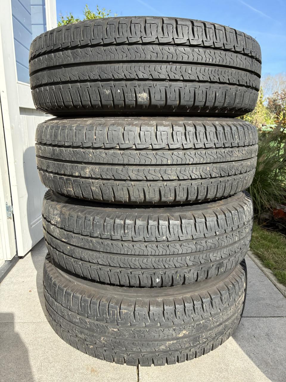 Michelin Agilis camping 225/75-16 set