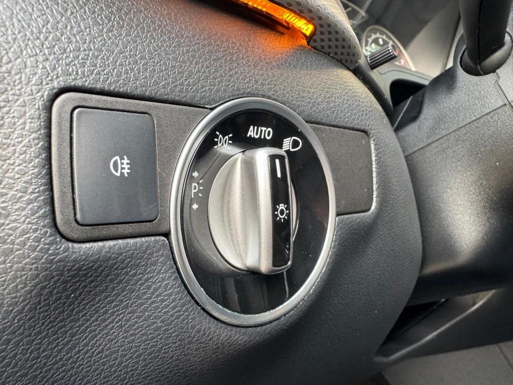 Mercedes-Benz B-Klasse 180 activity edition | leer | automaat |