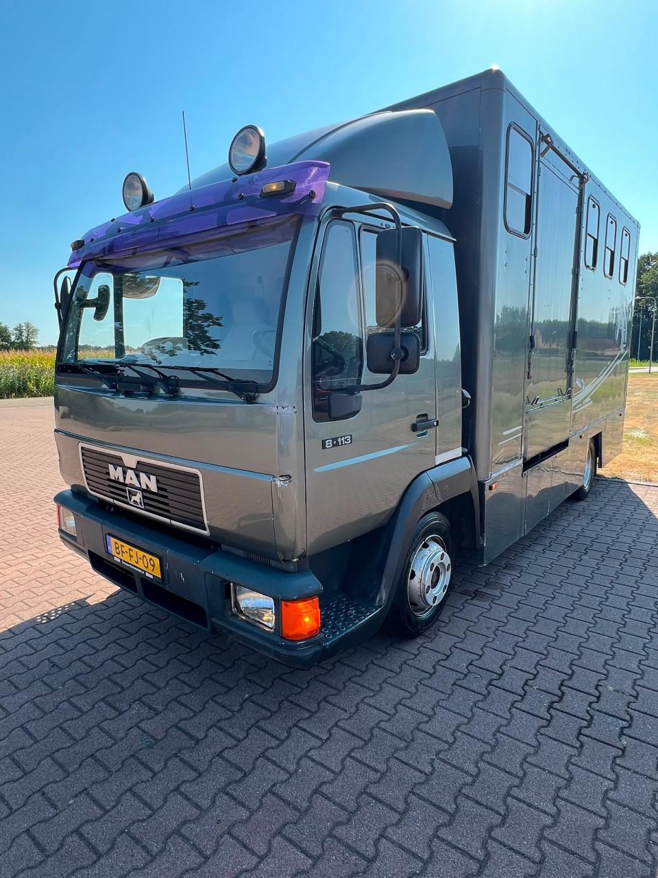 Man paarden vrachtwagen voor 3 a 4 paarden