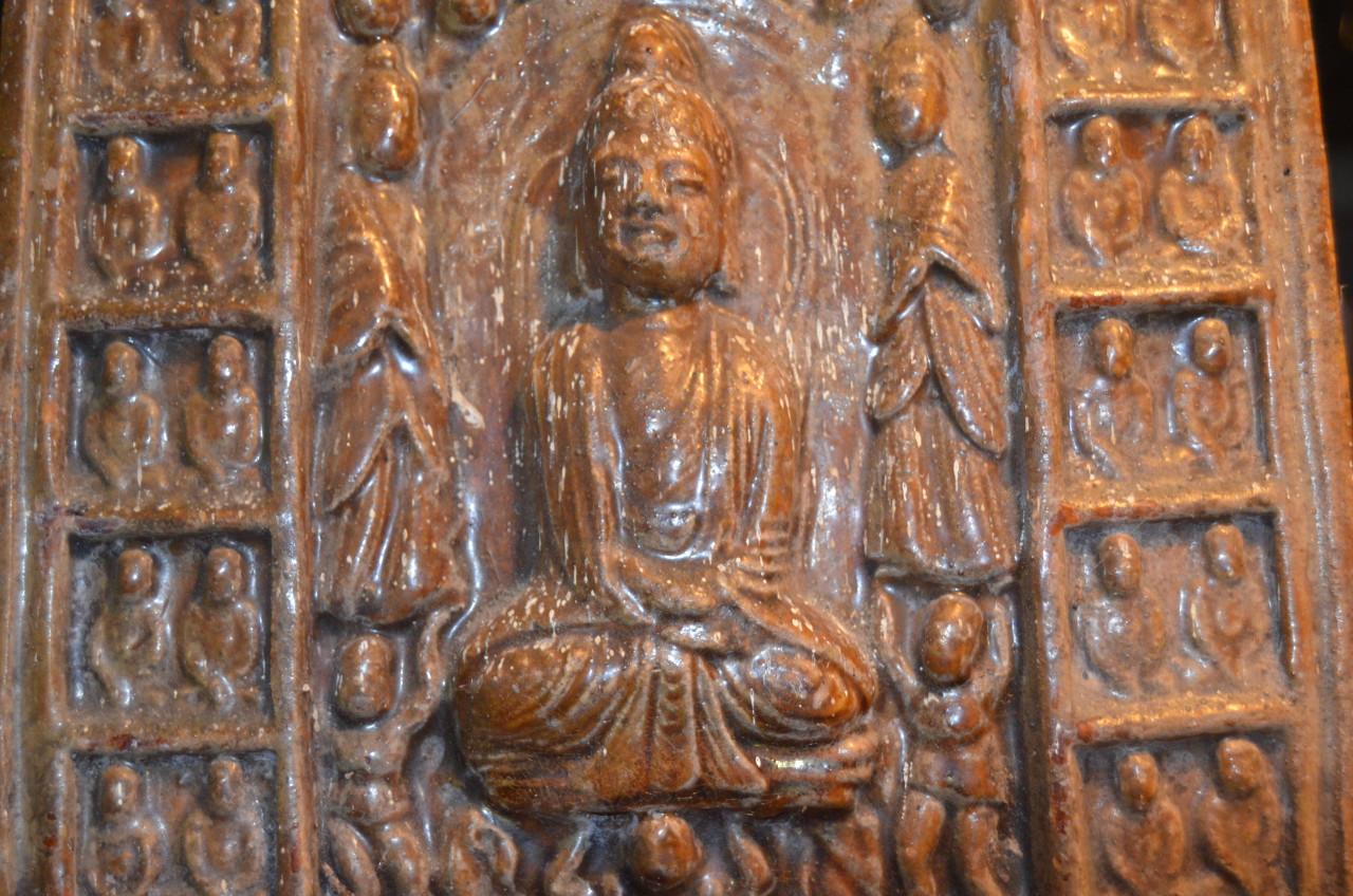 Aardewerk reliëftegel Birma / Burma 18e /19e eeuw met daarop een Boedha