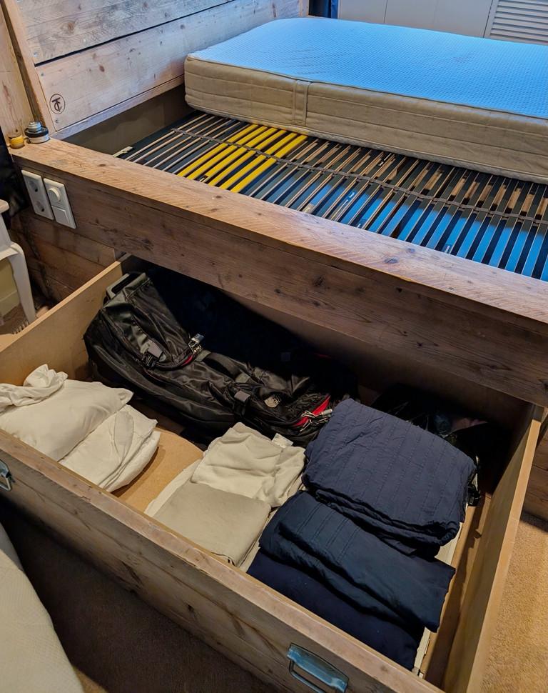 Hemelbed van steigerhout (grote opberglade + verlichting rondom)