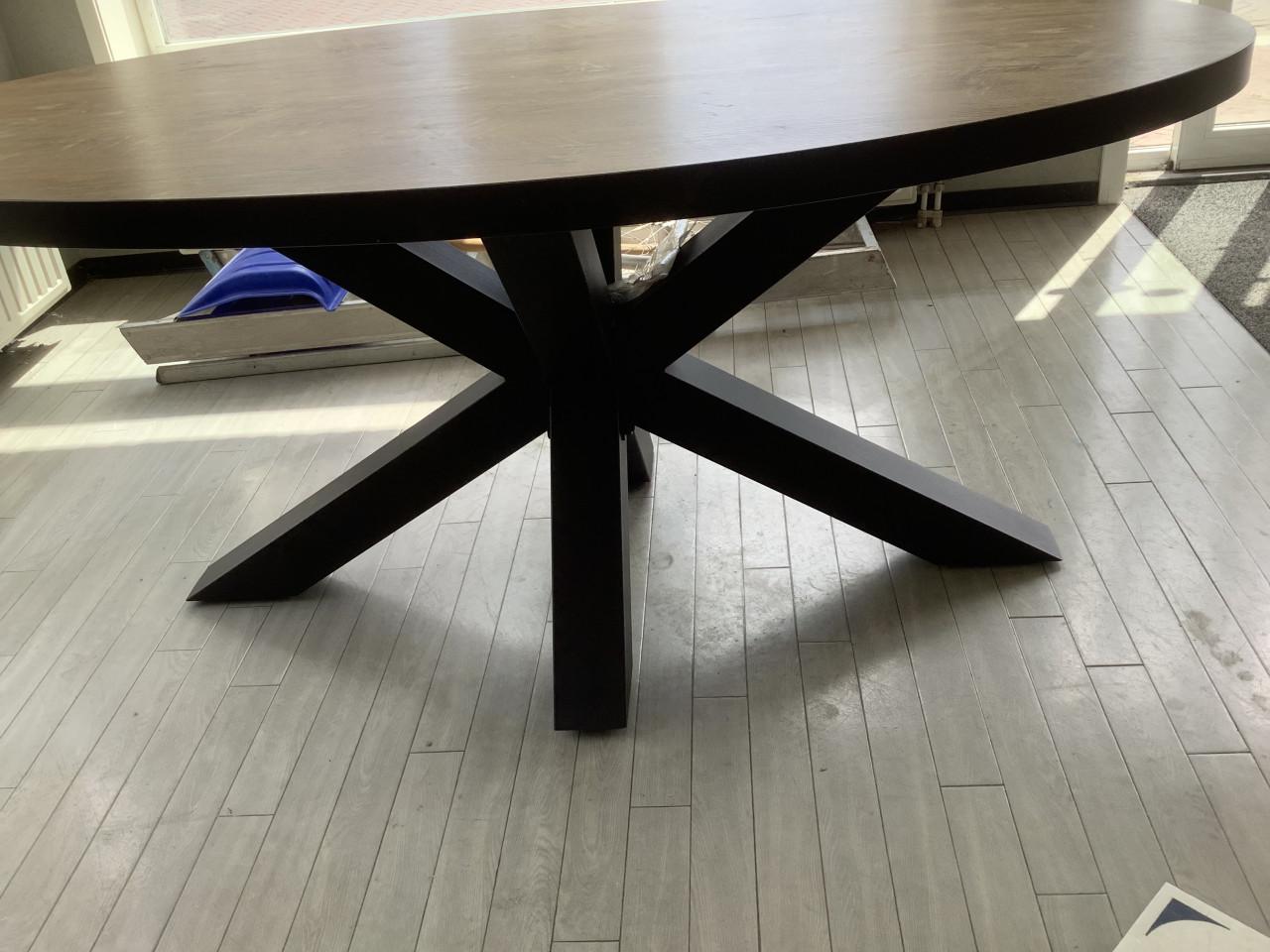 Degelijke, stevige ovale eetkamertafel met kruispoot. AFM : 183x100cm