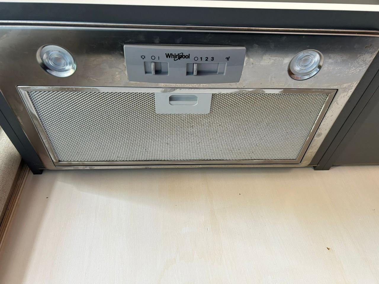 Compacte keuken met inbouw apparatuur en boiler