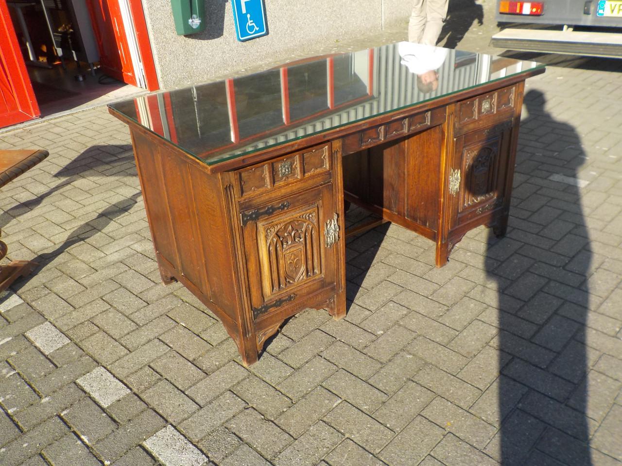 Mooie kwaliteit massief eiken oud bureau in goede tot zeer goede staat