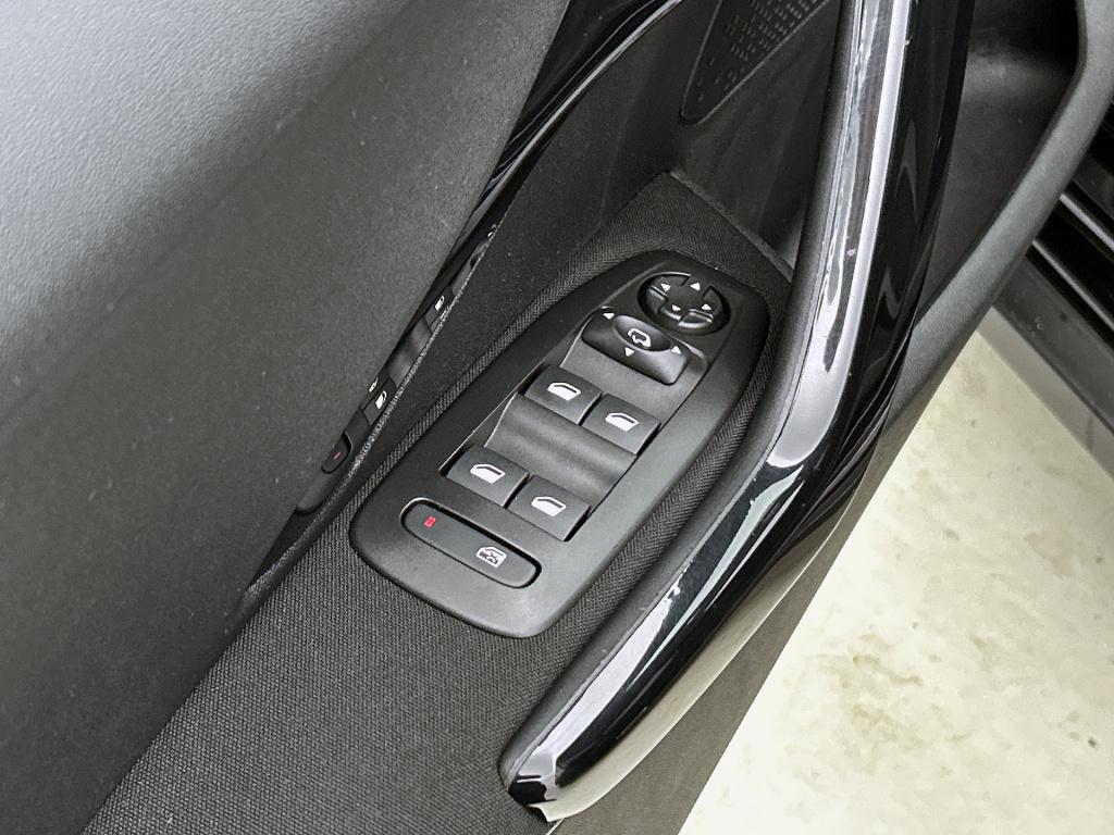 Peugeot 2008 110 pk signature | rijklaar | navigatie | parkeersensoren | lm