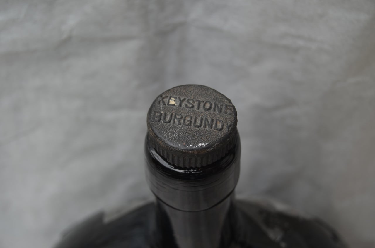 Keystone Burgundy oude decoratieve Austr. wijnflessen 19e eeuws