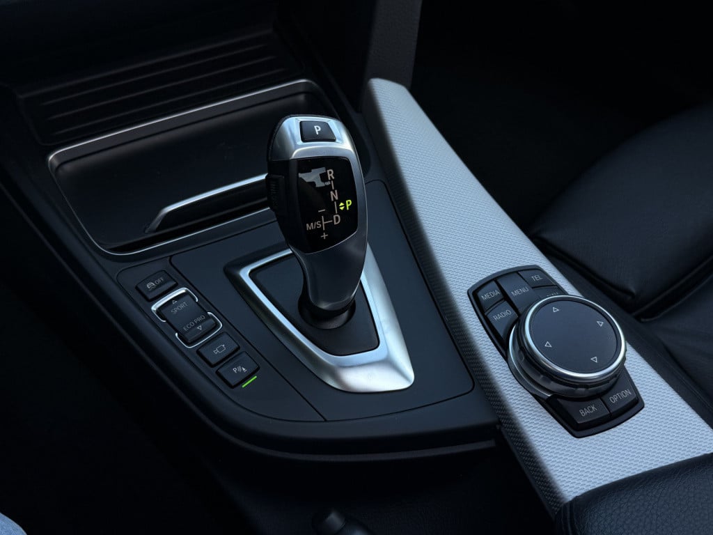 BMW 3-serie 320i m-sport | 360 camera | head-up | leder | schuif / kantel d
