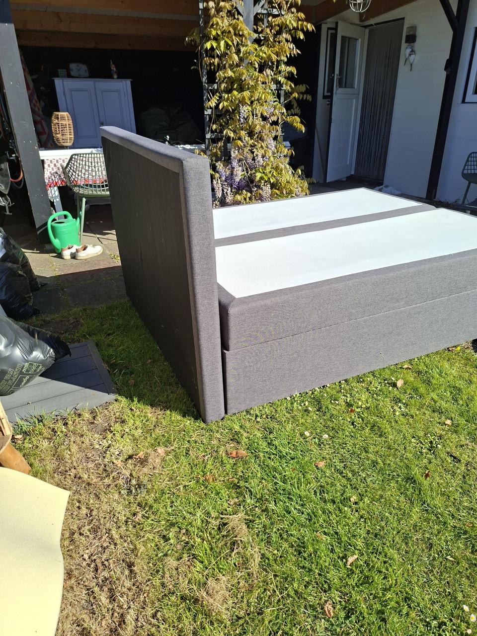 Boxspringbedden. In zeer goede en nette staat. 160 x 200