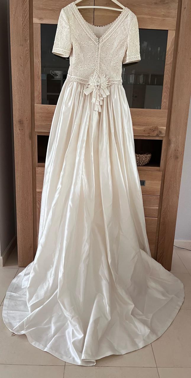 Bruidsjurk maat 40 in ivoor kleur.