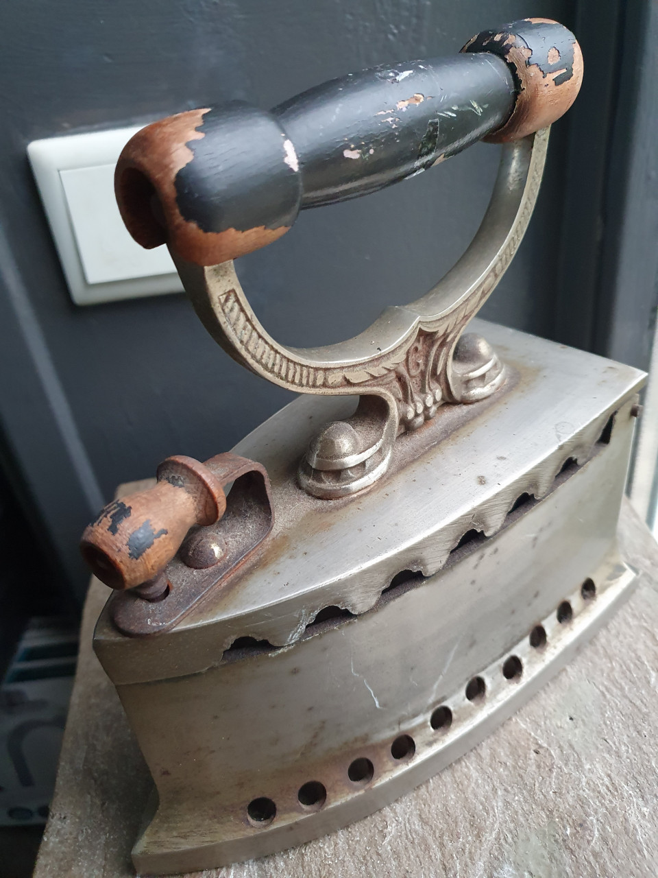 Zeer fraai antiek strijkijzer met houten handvat, van metaal, zilver....