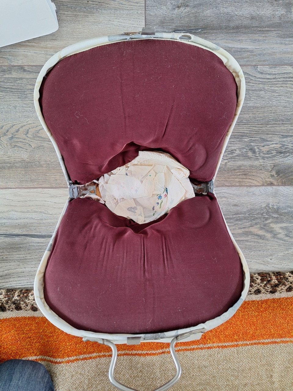Retro theemuts met witte koffiepot